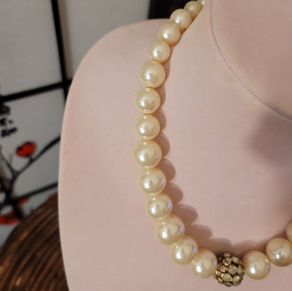 VINTAGE OLD FASHIONED 1985 LADIES FAUX PEARLS WITH JEWELED BALL - Picture 6 of 9